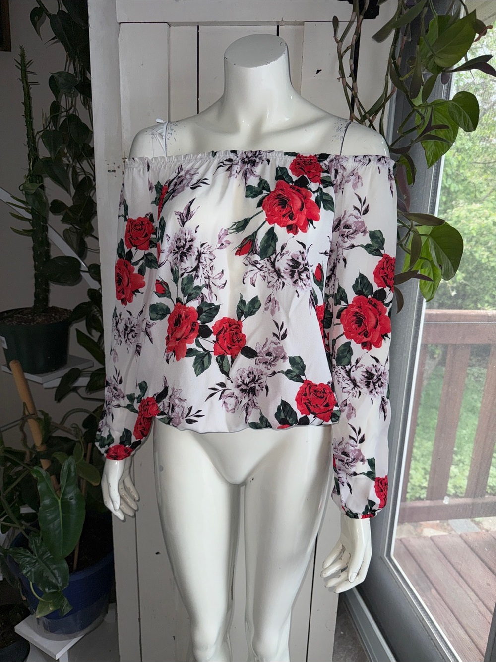 Suzy Shier Off-Shoulder White Floral Blouse with Red Rose Print NWOT